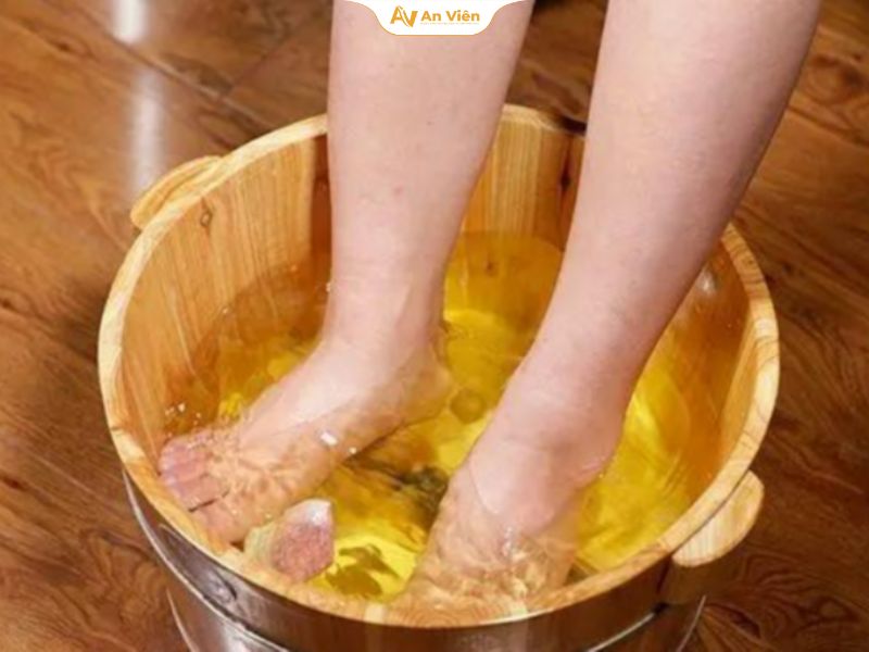 Giãn tĩnh mạch ngâm chân bằng nước gì tốt cho chân? 17 Không nên ngâm chân bằng nước nóng