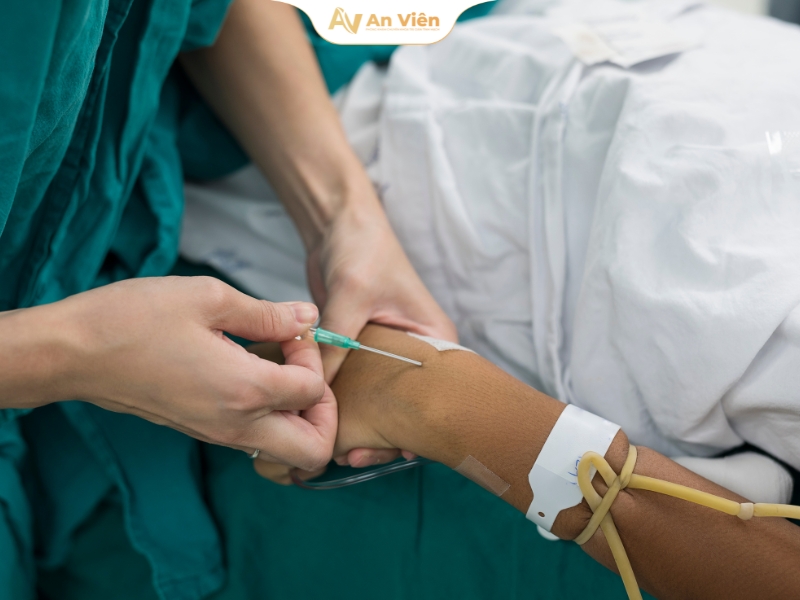 Bác sĩ giải đáp: tiêm tĩnh mạch bị phồng có nguy hiểm không? 10 suy-gian-tinh-mach