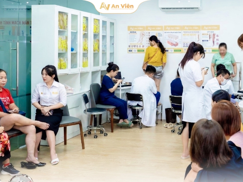 Những lưu ý quan trọng dành cho người bị suy giãn tĩnh mạch: Trước, trong và sau khi điều trị 10 suy-gian-tinh-mach