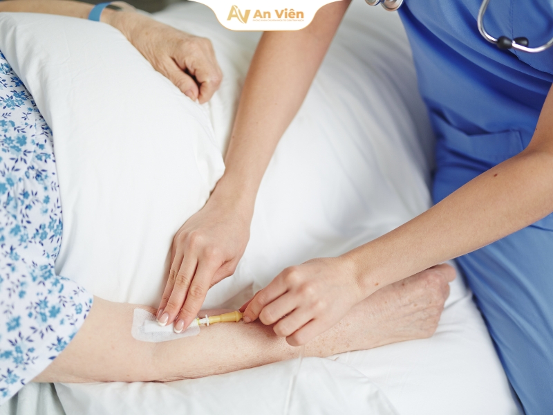 Bác sĩ giải đáp: tiêm tĩnh mạch bị phồng có nguy hiểm không? 11 suy-gian-tinh-mach
