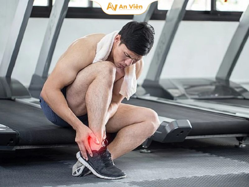 Suy giãn tĩnh mạch ở nam giới: Vì sao nam giới tập gym, lao động nặng dễ mắc nhưng thường bỏ qua? 9 Vì sao nam giới tập gym, vác tạ nặng dễ bị giãn tĩnh mạch chân tay?