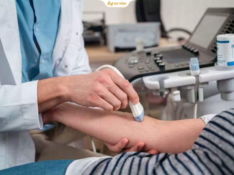 6 dấu hiệu giãn tĩnh mạch khuỷu tay không nên chủ quan 9 Giãn tĩnh mạch khuỷu tay