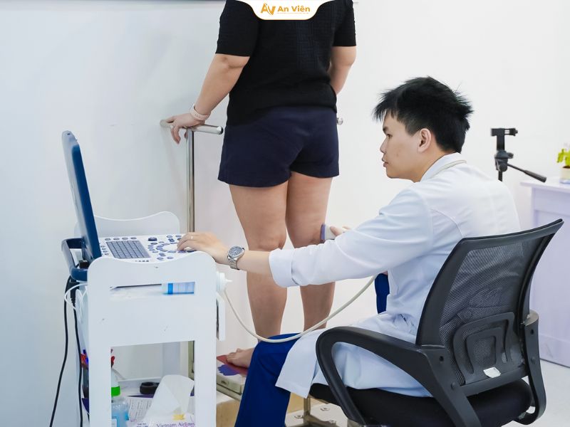 Bắt bệnh mẹ bỉm: Tại sao càng về chiều, vùng cổ chân lại càng sưng phù nổi rõ gân tím? 6 Sưng phù nổi rõ gân tím